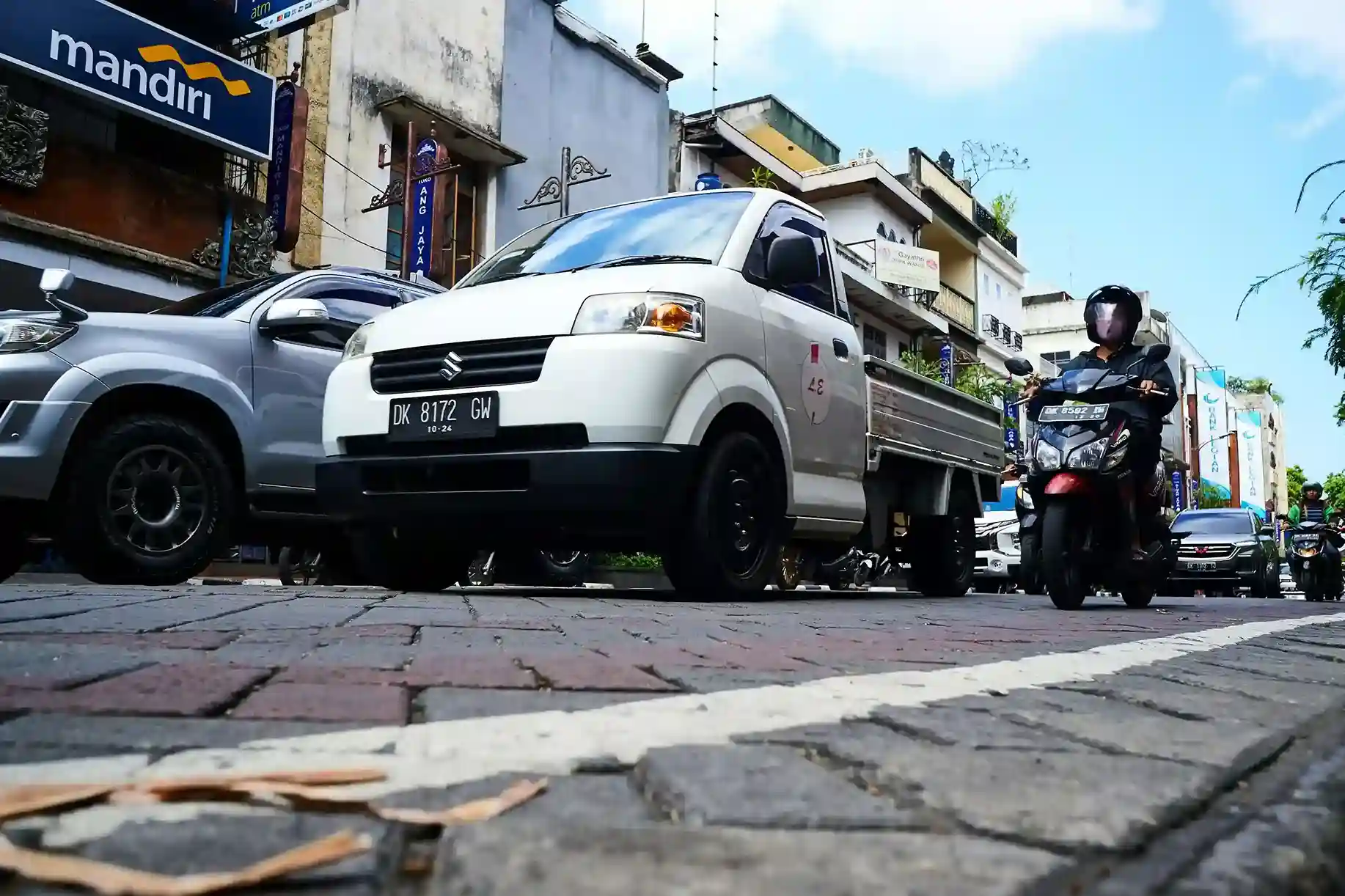 Armada Truk Pengangkut Barang Bekas